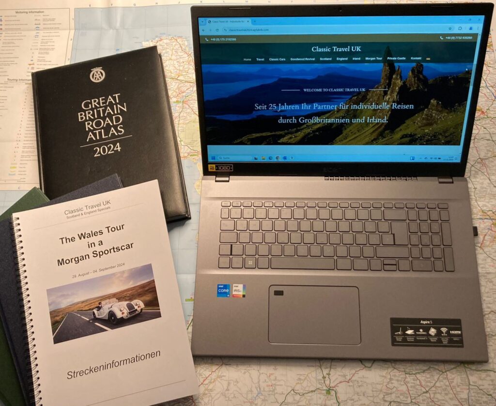 Reiseplanung mit Laptop, und Roadbook