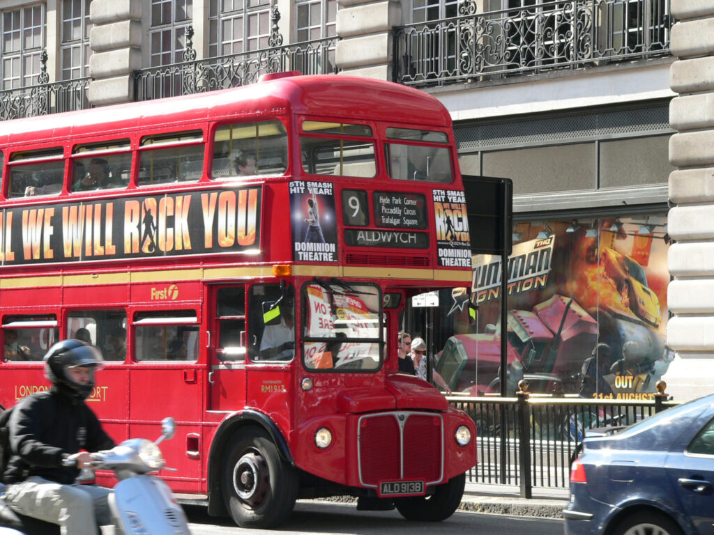 Englischer Bus mit Rock you Werbung
